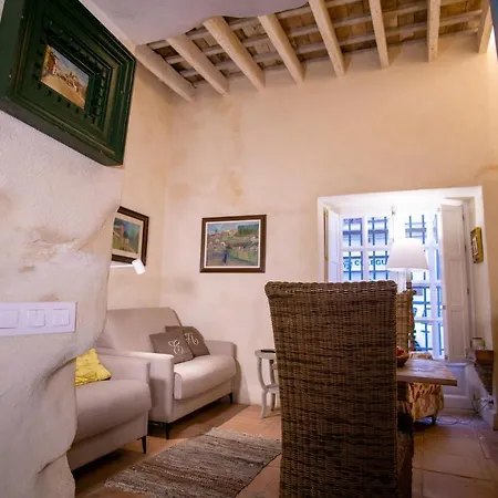 Lalasuites Sharis شقة *